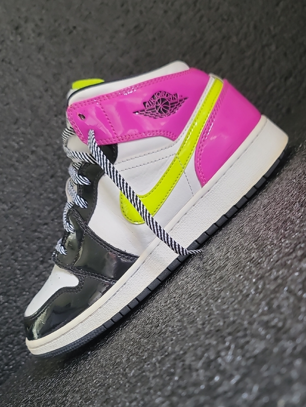 Nike Air Jordan 1 Mid (special edition) "Cyber Active Vibrant Pink" Wmns 8 - Picture 3 of 16